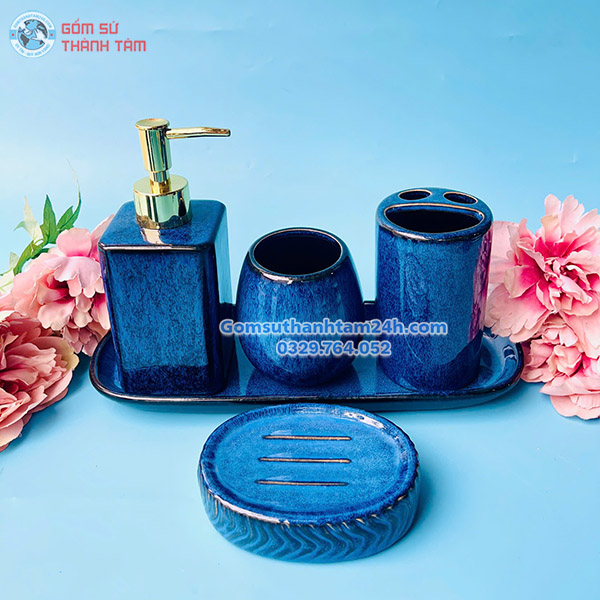 Bình xịt phòng tắm xanh dáng vuông