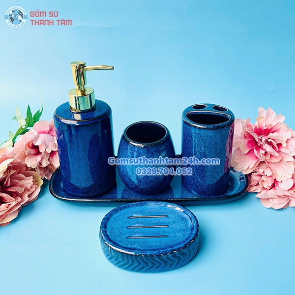 Bình xịt phòng tắm xanh dáng trụ cao