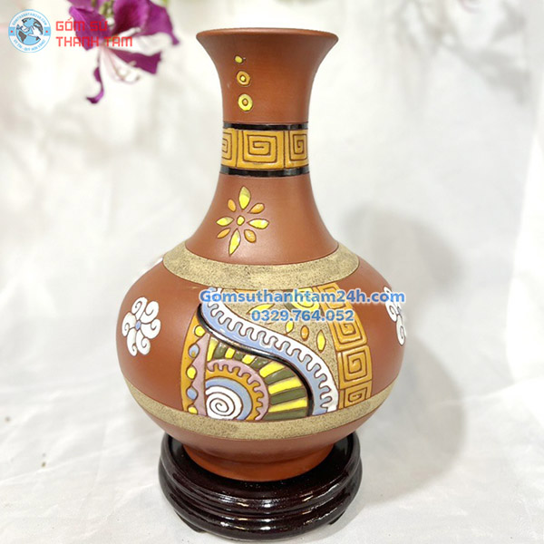 BÌNH HOA GỐM NÂU ĐỎ DÁNG TỎI HOẠ TIẾT HOA VĂN ĐỘC ĐÁO