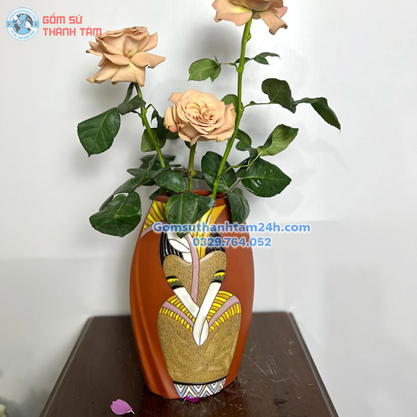 BÌNH HOA GỐM NÂU ĐỎ DÁNG DẸT HOẠ TIẾT CÔ GÁI