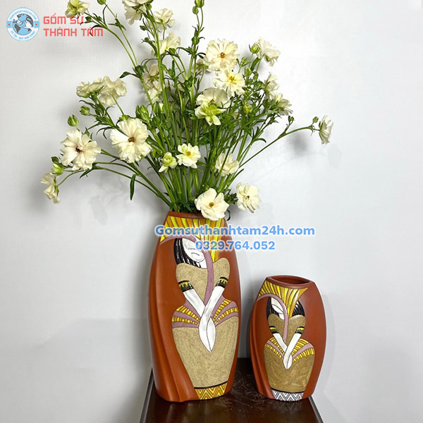 BÌNH HOA GỐM NÂU ĐỎ DÁNG DẸT HOẠ TIẾT CÔ GÁI