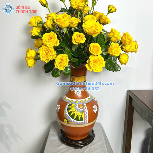 BÌNH HOA GỐM NÂU ĐỎ DÁNG TỎI HOẠ TIẾT HOA VĂN ĐỘC ĐÁO