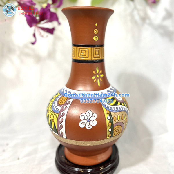 BÌNH HOA GỐM NÂU ĐỎ DÁNG TỎI HOẠ TIẾT HOA VĂN ĐỘC ĐÁO