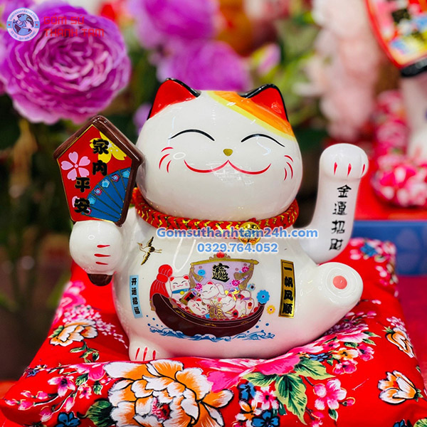 MÈO THẦN TÀI VẪY TAY 16CM CẦM THẺ BÀI MAY MẮN