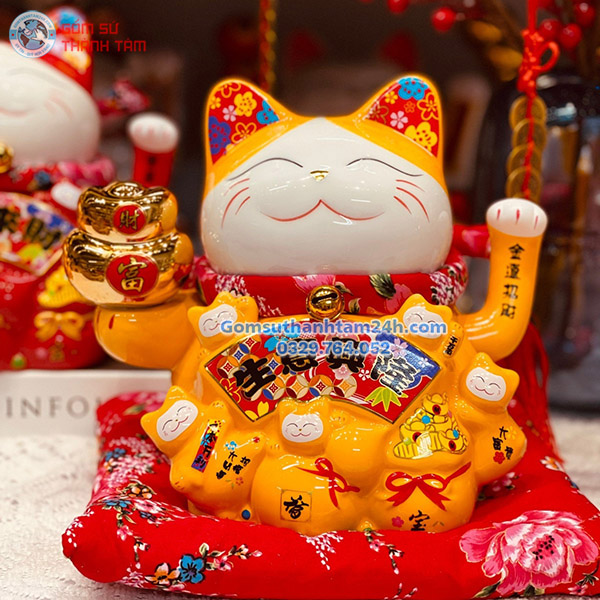 MÈO THẦN TÀI VẪY TAY 20CM ĐẠI CÁT CẦM 2 THỎI VÀNG, TAI HOA