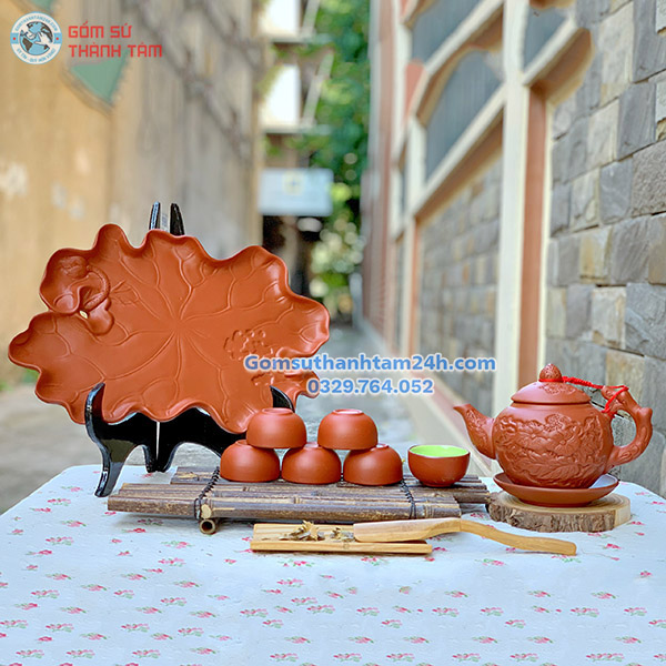 BỘ ẤM CHÉN TỬ SA MEN ĐỎ KHAY DÁNG LÁ SEN TINH TẾ