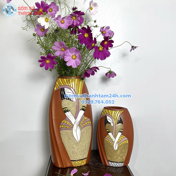 BÌNH HOA GỐM NÂU ĐỎ DÁNG DẸT HOẠ TIẾT CÔ GÁI