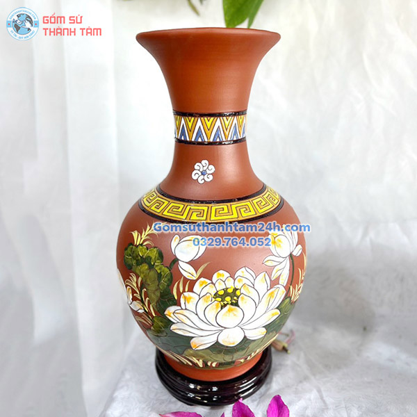 BÌNH HOA GỐM NÂU ĐỎ DÁNG TỎI HOẠ TIẾT HOA VĂN ĐỘC ĐÁO