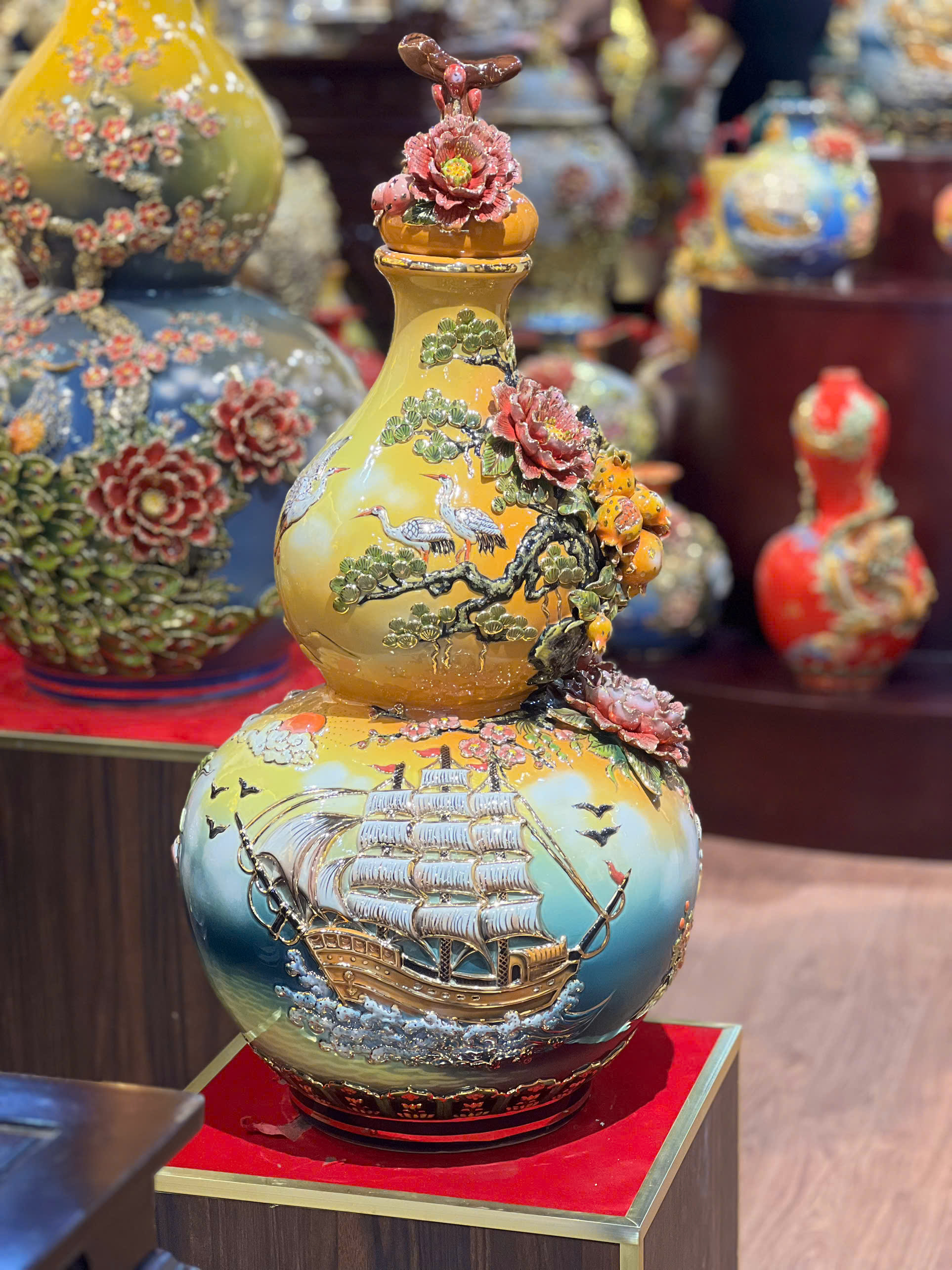 Bình hút lộc mệnh thổ công đào đắp nổi dát vàng