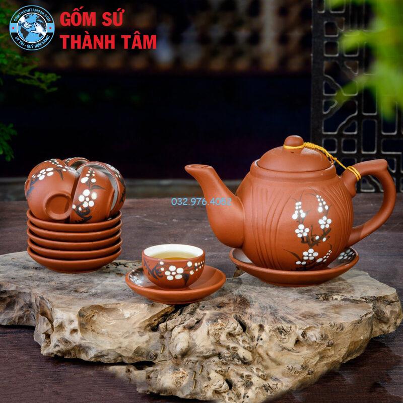 Noi ban bo am chen tu sa ve hoa mai gom Bat Trang chinh hang