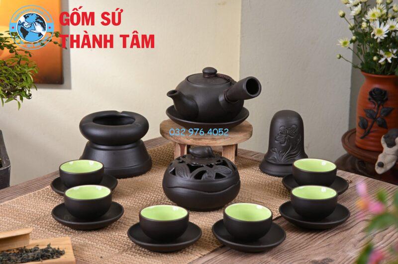 Ấm Chén Tử Sa Men Đen Quai Chuôi Noi mua am tra gom tu sa co hoa tiet quai tru va hoa tiet hoa sen dep mat tinh xao chat luong nhat