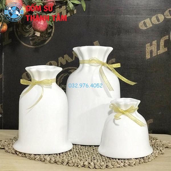 Bình hoa men trắng thắt nơ