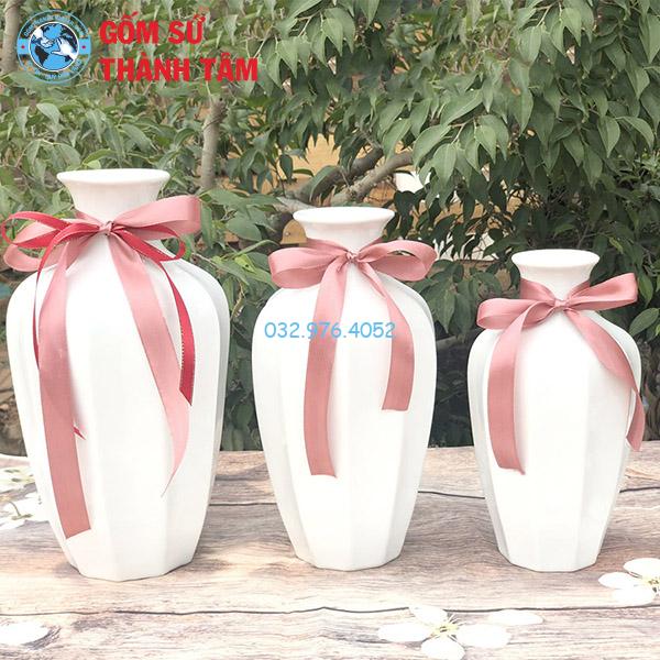 Bình hoa men trắng thắt nơ hồng