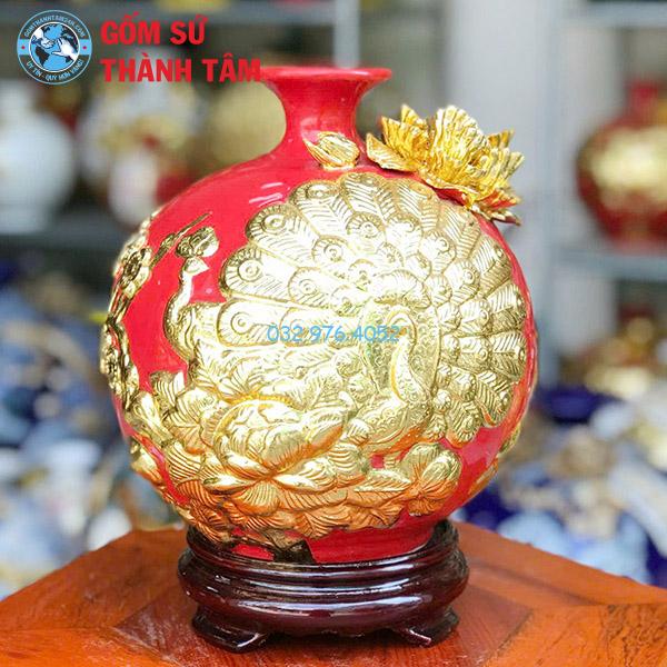 Bình hút lộc màu đỏ công đào đắp nổi dát vàng