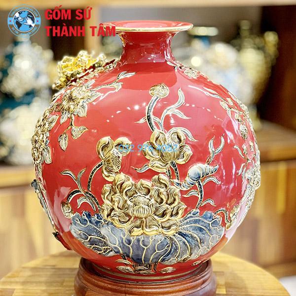 Bình hút lộc màu đỏ hoa sen đắp nổi vẽ vàng