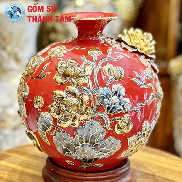 Bình hút lộc màu đỏ hoa sen đắp nổi vẽ vàng