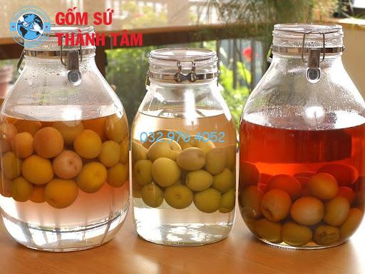Sau khi đường tan hết, đổ rượu vào bình ngập mơ