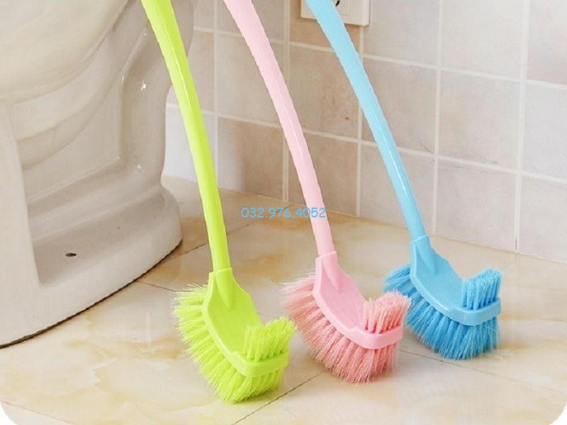 Bàn chải và cọ vệ sinh là dụng cụ nhà vệ sinh