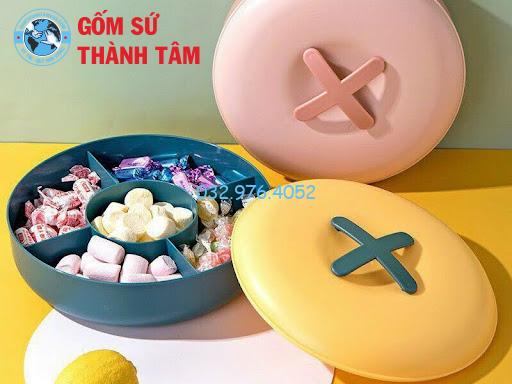 Khay đựng có nắp đậy giúp bảo quản mứt tốt hơn, tránh bụi bẩn và côn trùng