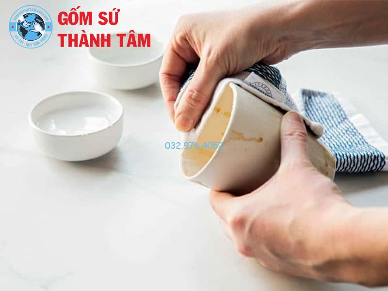 Nên vệ sinh cốc uống trà thường xuyên