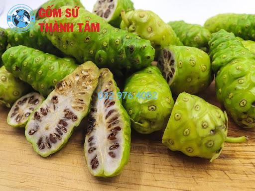 Chuẩn bị 1-1,5 kg quả nhàu tươi để ngâm rượu