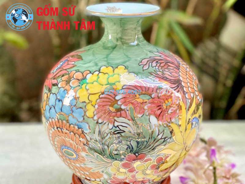 Bình được trang trí với hoa tiết hoa văn đẹp mắt