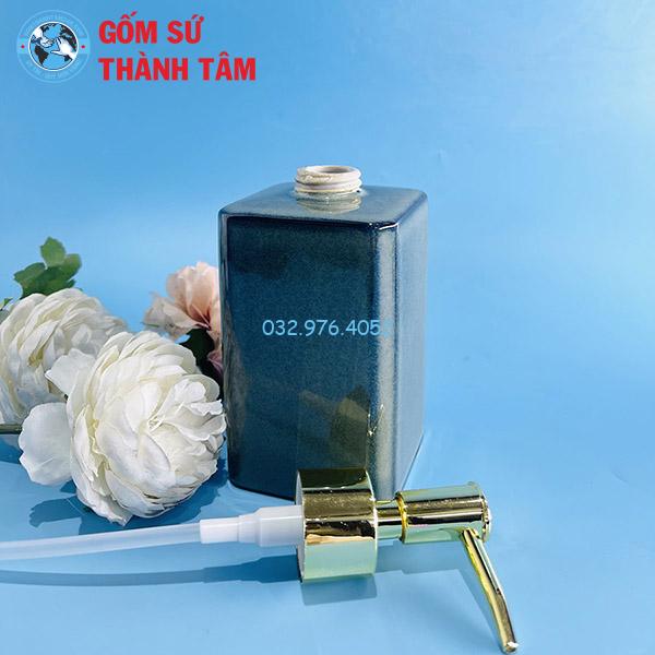 Bình xịt phòng tắm xanh dáng vuông