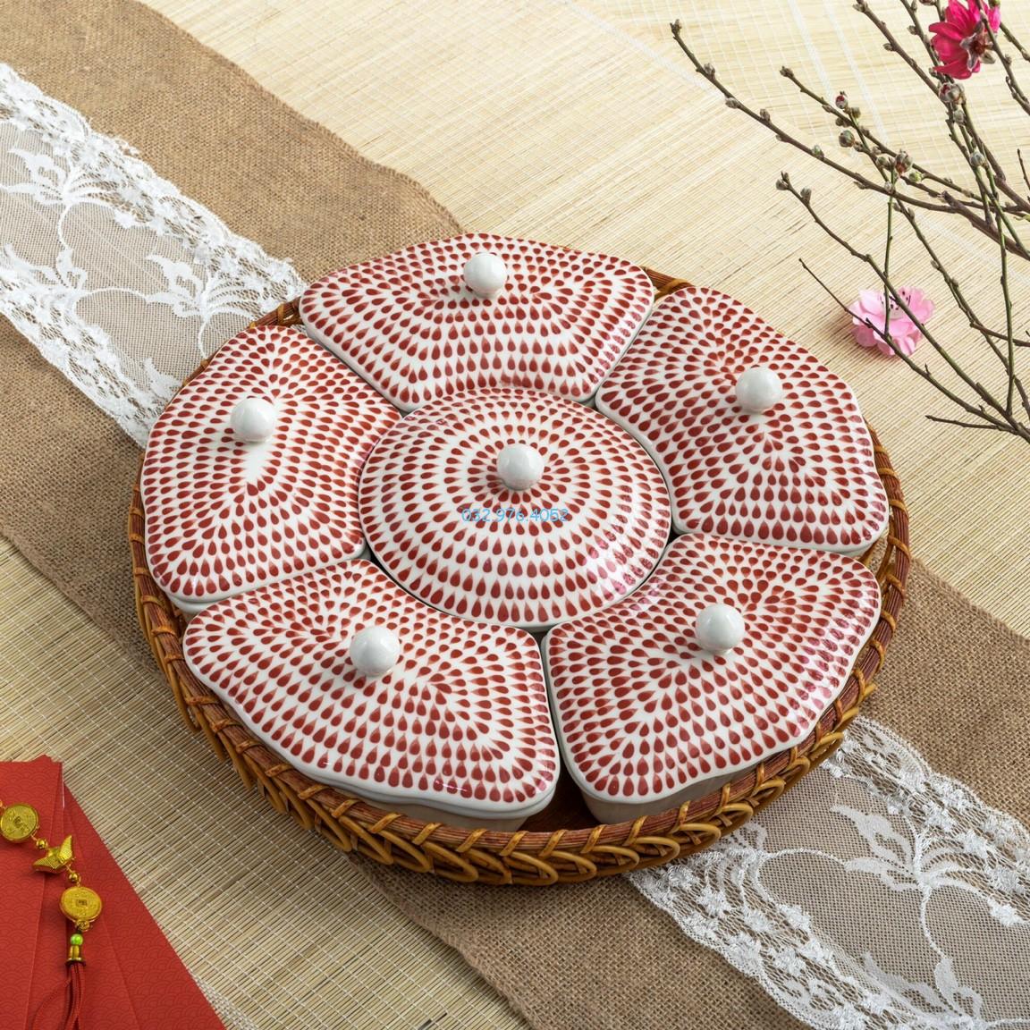Bộ khay sứ đựng mứt tết vẽ hoa văn chấm đỏ độc đáo đẹp mắt