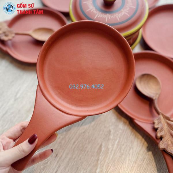 Khay sứ đỏ có chuôi