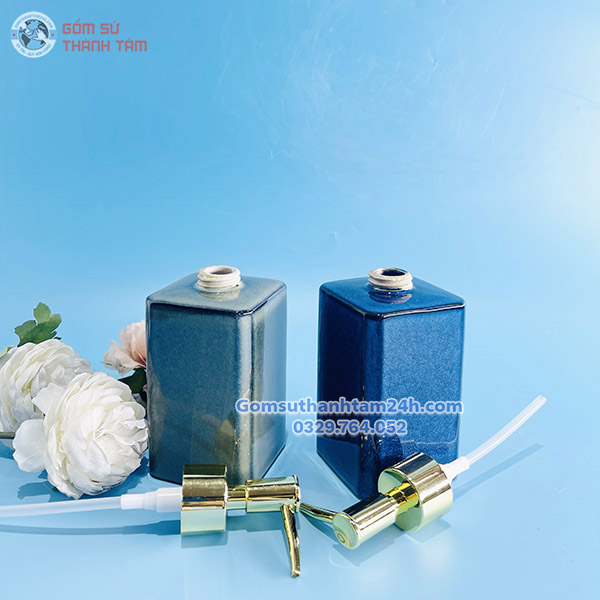 trang trí với bình gốm đựng sữa tắm