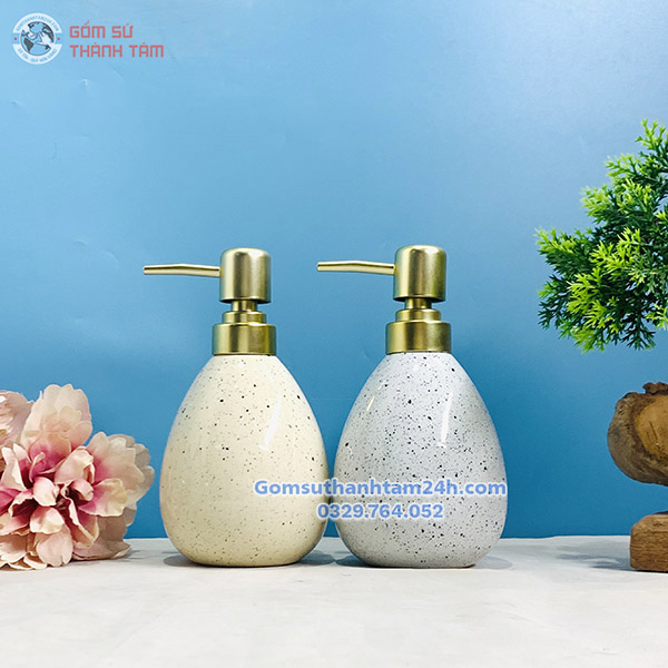 trang trí với bình đựng sữa tắm