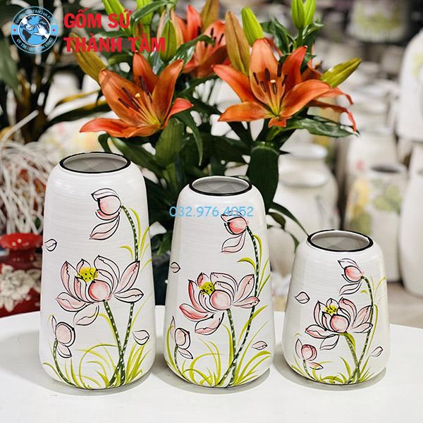 Bình hoa vẽ hoa văn nhiều họa tiết đơn giản