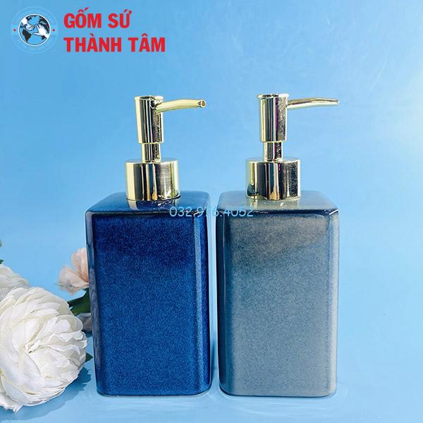 Bình xịt phòng tắm xanh dáng vuông