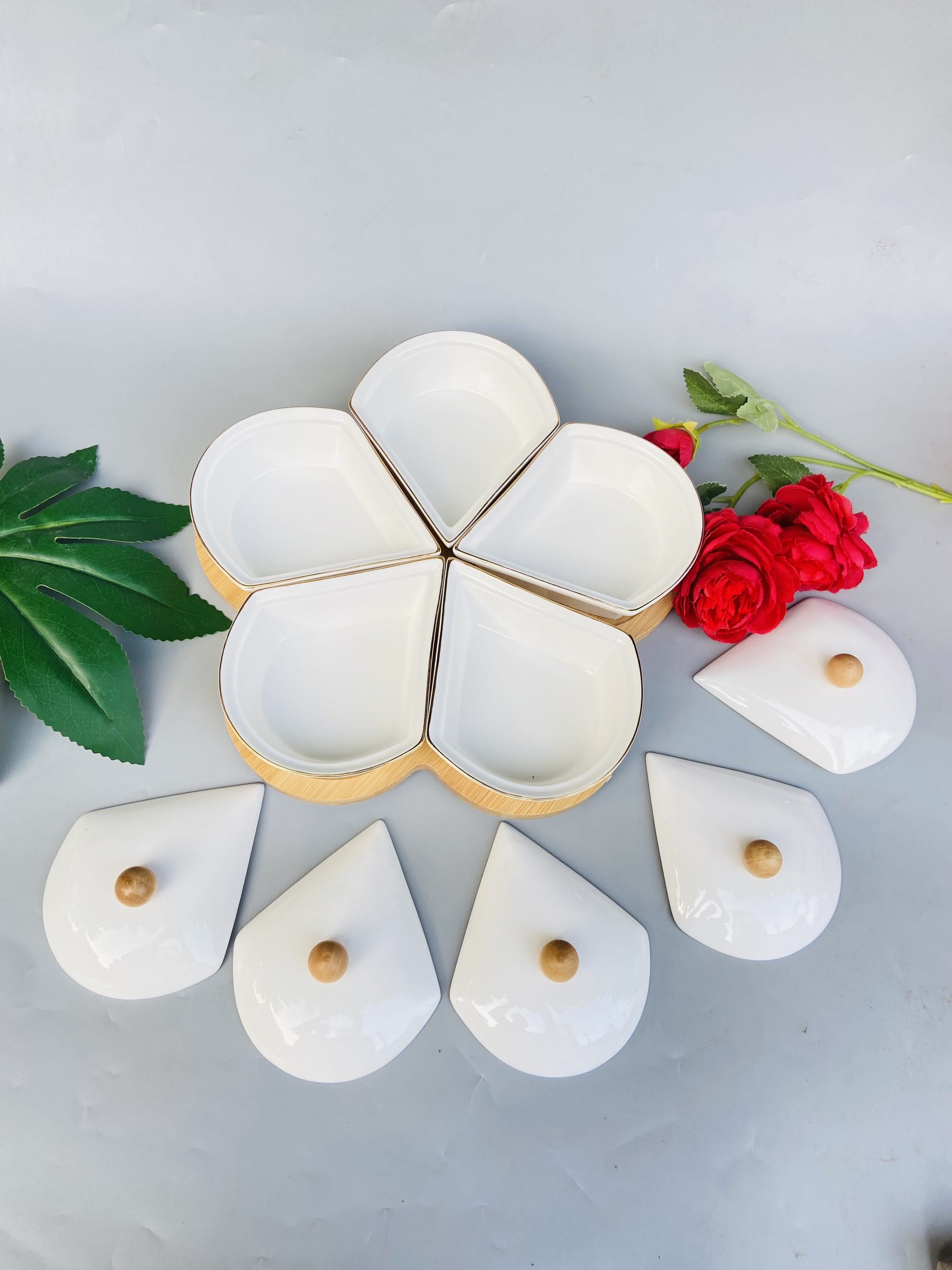 Khay đựng mứt kẹo hoa mai