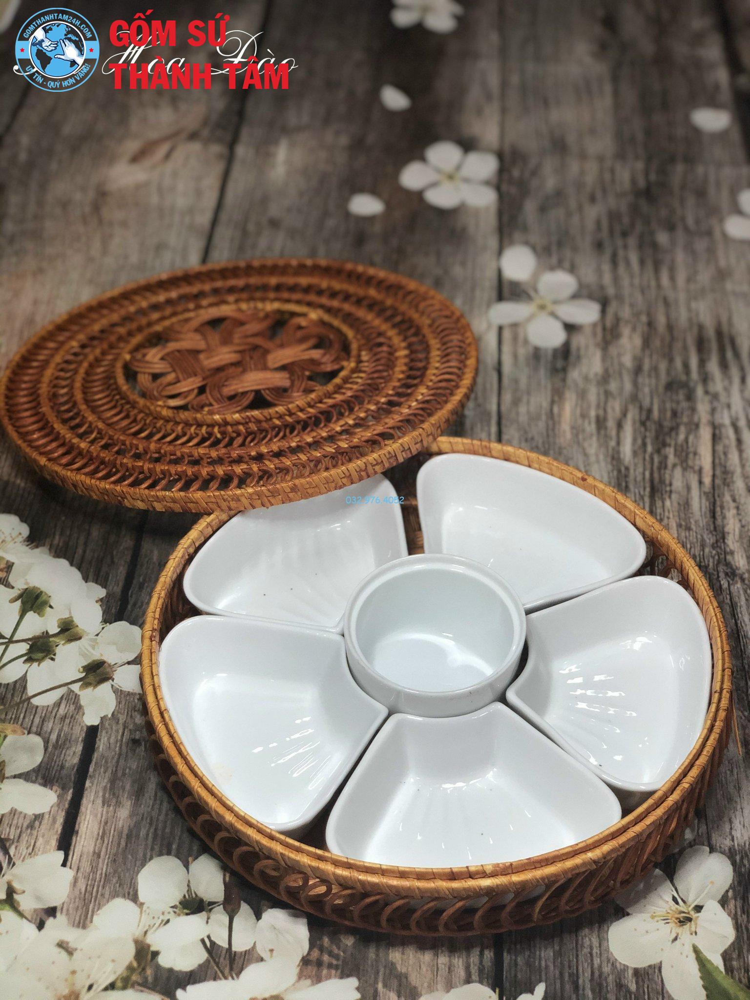Khay đựng cơm trắng tinh