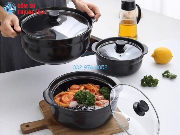 So sánh nồi nắp kính và nắp sứ 