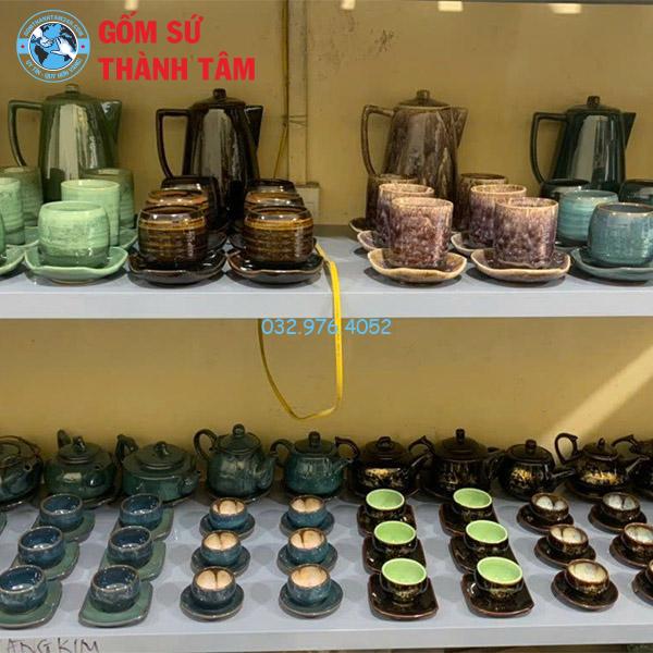 Gốm sứ, dù có độ bền cao, vẫn có thể bị ảnh hưởng bởi các yếu tố môi trường và va đập