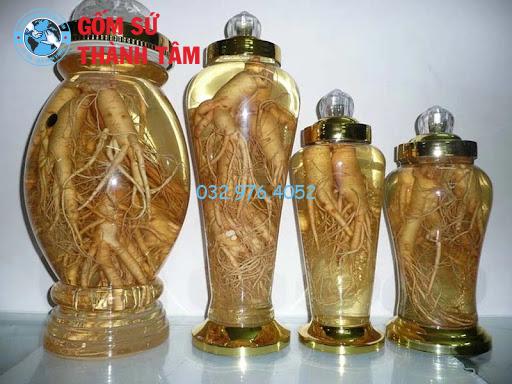 Bình rượu đinh lăng được ngâm bằng bình thủy tinh hoặc gốm sứ