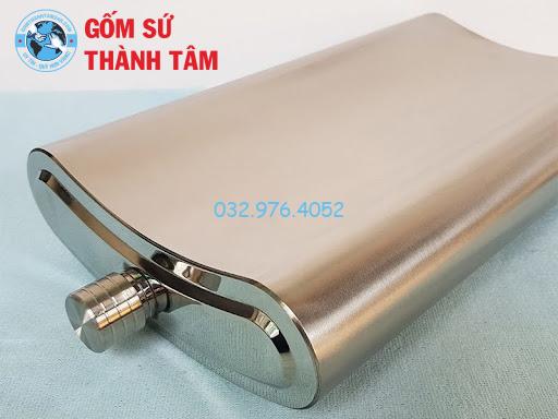 Bạn có thể dùng giấm trắng, chanh để làm sạch bình rượu