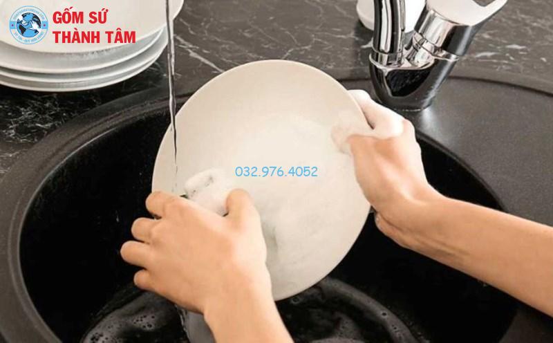 Cách tẩy trắng bát đĩa sứ sạch nhanh và an toàn tại nhà