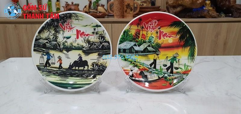 Đĩa sứ lưu niệm du lịch – Món quà gợi nhớ hành trình đẹp