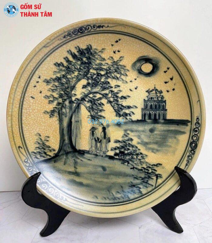 Đĩa sứ có đế trưng bày trên bàn