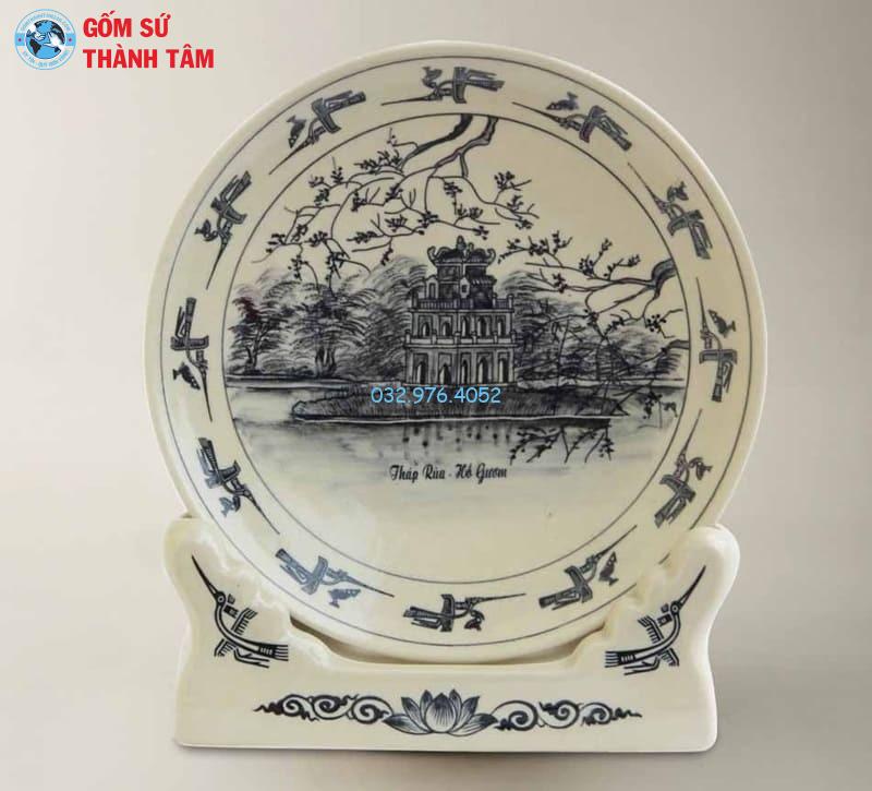 Xưởng Gốm Sứ Bát Tràng Thành Tâm chuyên cung cấp các mẫu đĩa sứ lưu niệm vẽ tay, in hình danh lam thắng cảnh