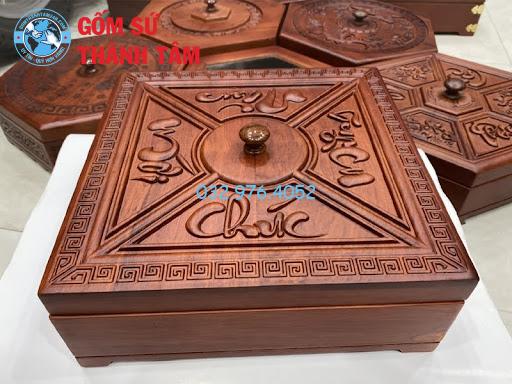 Hộp đựng mứt gỗ vuông có thiết kế dạng vuông, đường nét tinh xảo