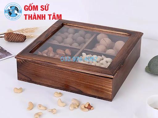 Hộp gỗ có nắp kính giúp dễ dàng quan sát các loại mứt bên trong 