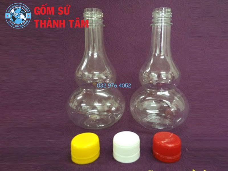 Rửa sạch bình ngâm rượu bằng nhựa với nước ấm trước khi dùng
