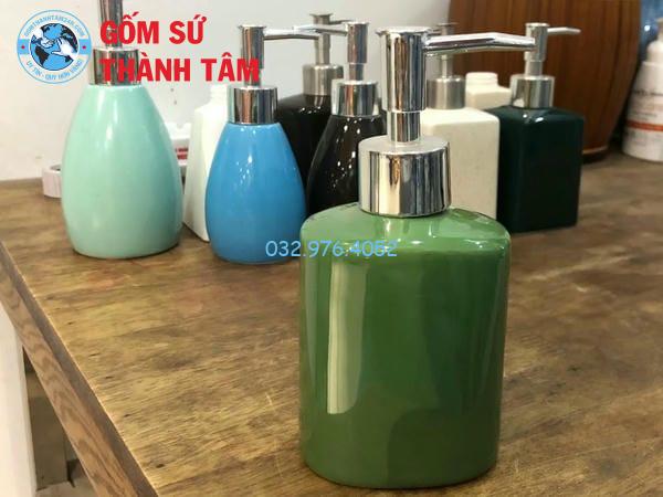 So sánh giữa bình đựng sữa tắm gốm sứ và nhựa