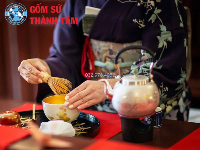 Trường phái Omotesenke chú trọng vào việc bảo tồn các nghi thức truyền thống cổ xưa của trà đạo